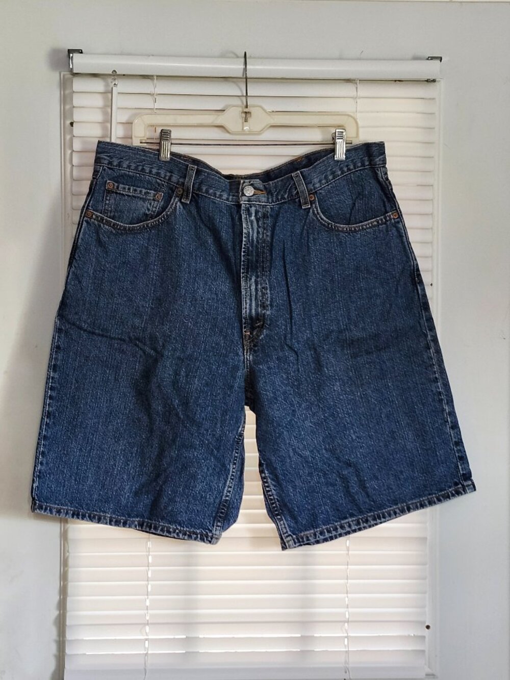 Levi 550 relaxed fit mans denim shorts  size 40